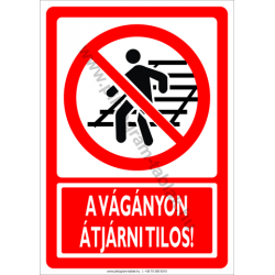 A vágányon átjárni tilos tiltó munkavédelmi piktogram tábla